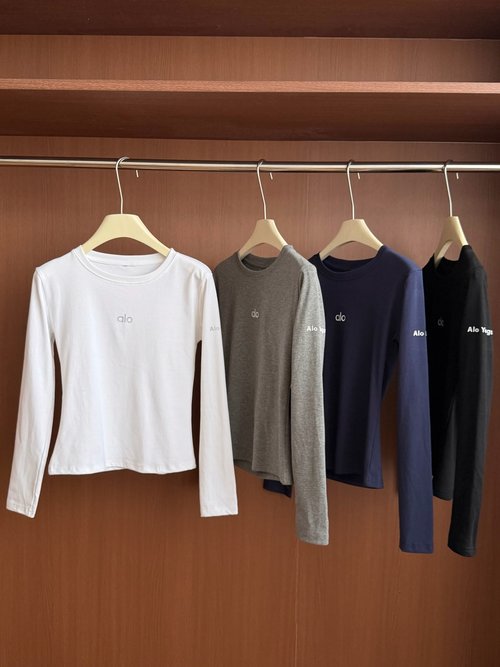 Alo Alo Fitted Long-Sleeve Top, Soft and Flattering, Everyday Wear