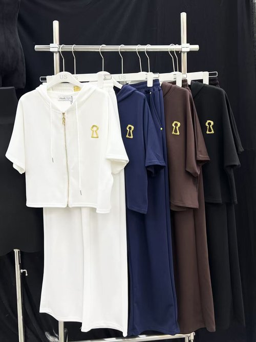 Schiaparelli Contemporary Fashion Piece: Distinctive Design Elements