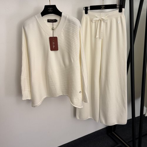 Loro Piana Knit Set Decorated with Metal Ring in Four Colors