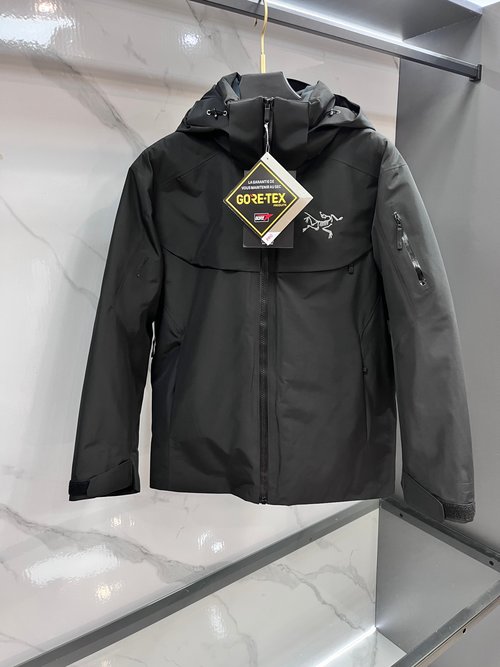 ArcTeryx Professional Ski Jacket with Advanced Warmth Technology