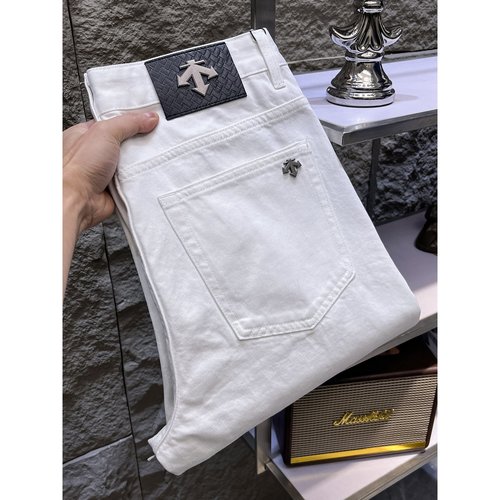 Descente High-Elastic Jeans with Detailed Craftsmanship and Comfort