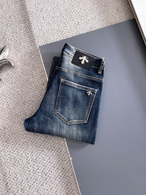 Descente High-Elasticity Washable Jeans with Great Fit