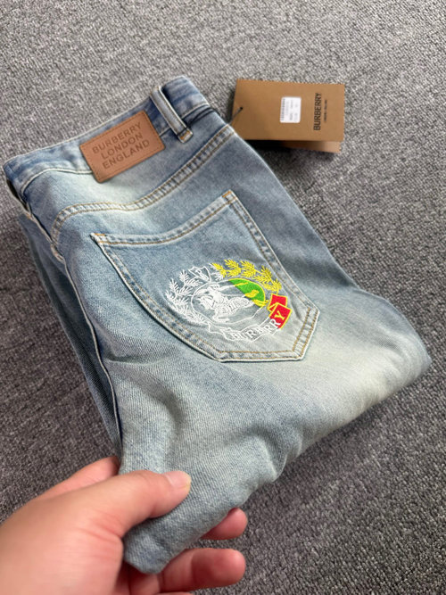 Burberry Returnable Slim Tapered Jeans with Exquisite Craftsmanship