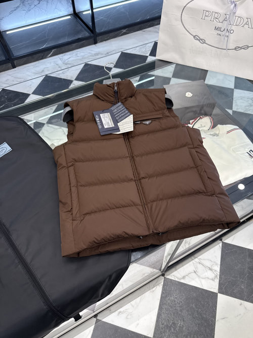 Prada Limited Cocoa Brown Down Vest Details实拍
