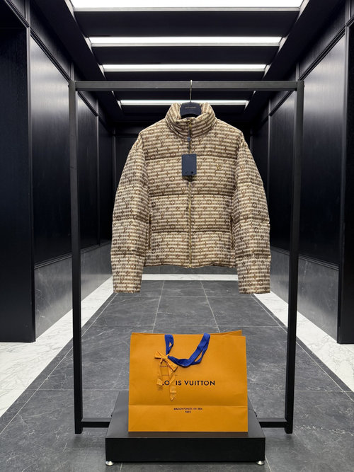 Louis Vuitton Monogram Quilted Down Jacket with Tech Weave Fabric and Zip Closure (No Chinese, title optimized for clarity)
