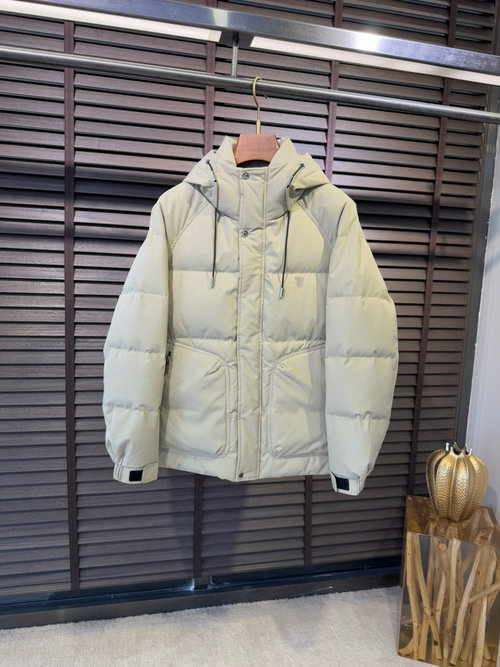 Burberry Windproof Down Jacket Suitable for Various Occasions