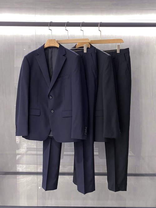 Zegna Luxury Wool Suit with Premium Fabric and Craftsmanship