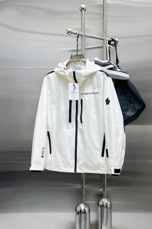 Moncler Reversible Jacket Offering Supreme Comfort and Exquisite Details