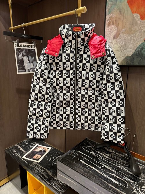 Gucci 90% Down Filled Jacket with Classic Logo and Color