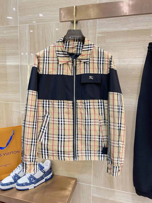 Burberry Premium Jacket with Breathable Fabric and Great Fit