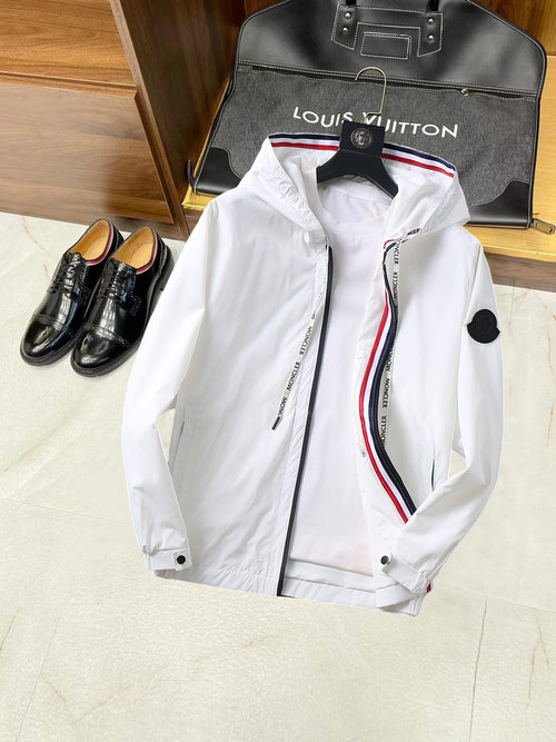 Moncler Premium Jacket with Breathable Fabric and Good Fit