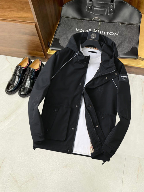 Burberry Premium Jacket with Breathable Fabric and Good Fit
