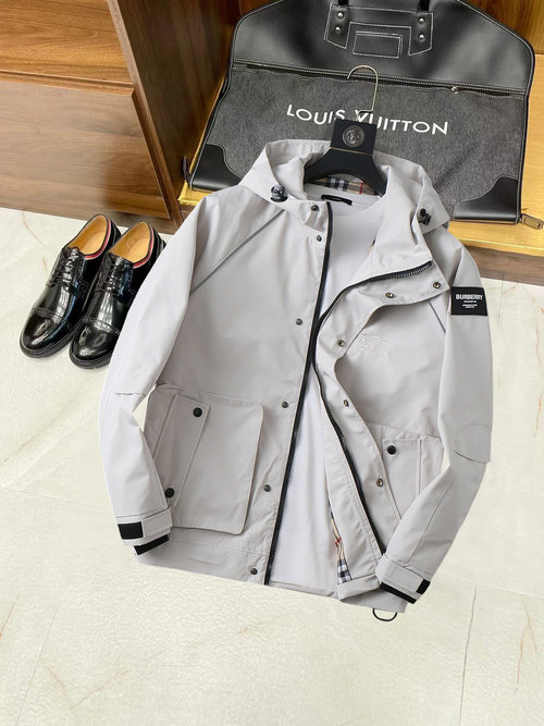 Burberry Premium Jacket with Breathable Fabric and Good Fit