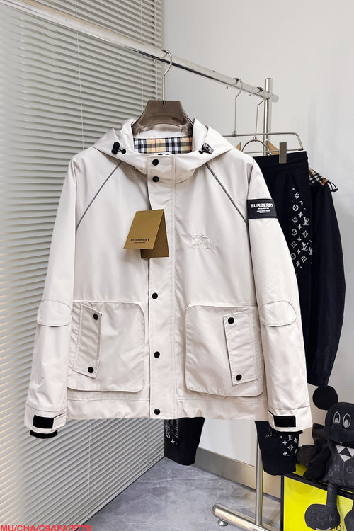 Burberry Premium Jacket with Breathable Fabric and Great Fit