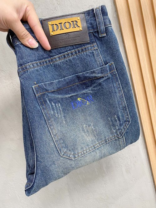 Louis Vuitton Fashionable Vintage Wash & Comfort Fit Wide-Leg Jeans