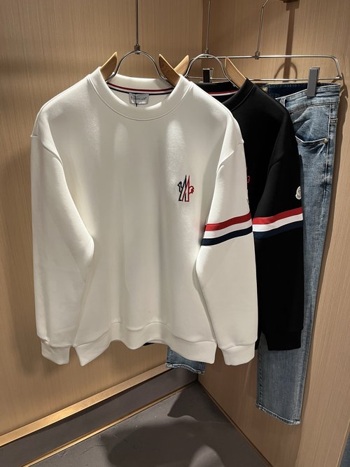 Moncler Comfortable Cotton Long-Sleeve Embroidered Logo Sweatshirt