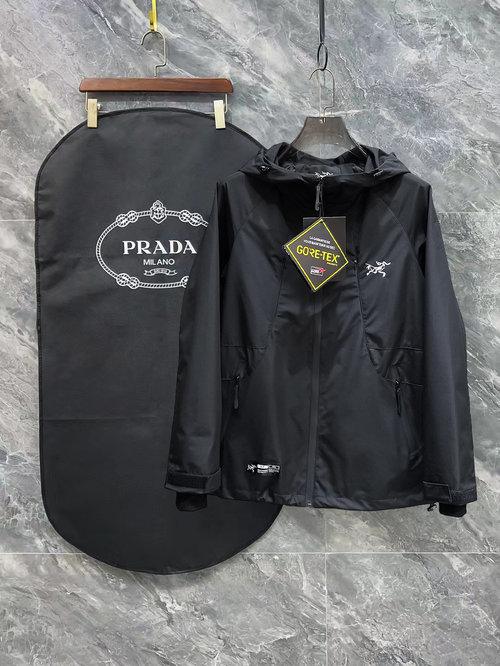 ArcTeryx Double-sided Jacket with High Comfort and Fine Details