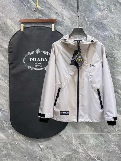 ArcTeryx Double-sided Jacket with High Comfort and Fine Details