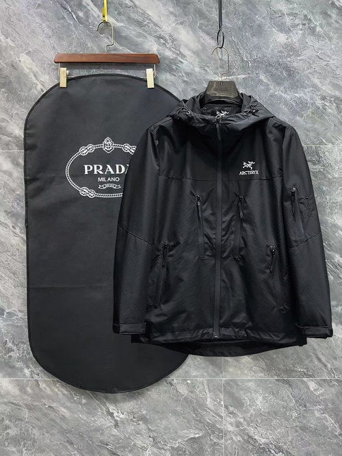 ArcTeryx Double-sided Jacket with High Comfort and Fine Details