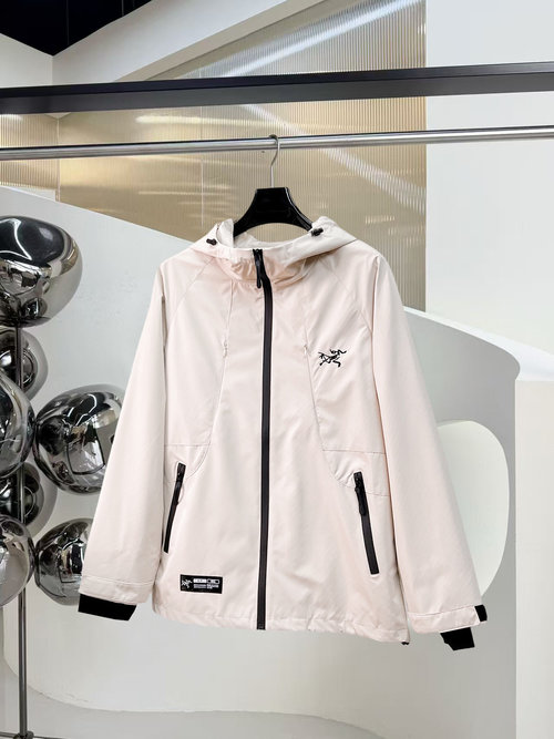 ArcTeryx Double-sided Jacket Offering High Comfort and Excellent Fit