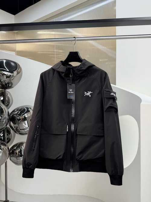 ArcTeryx Double-sided Jacket Offering High Comfort and Excellent Fit