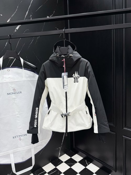 Moncler Customized High-Quality Down Jacket with Imported Hardware