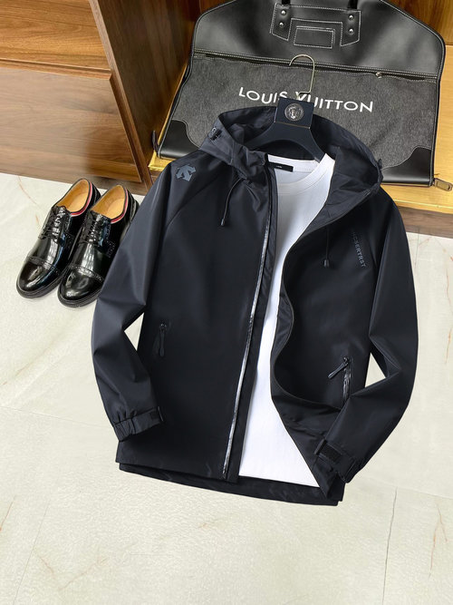 Descente Premium Jacket with Breathable Fabric and Nice Fit