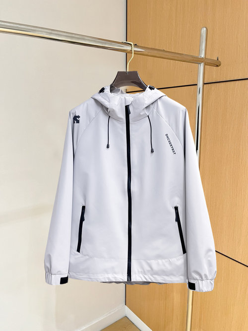 Descente Reversible Jacket with High Comfort and Fine Details