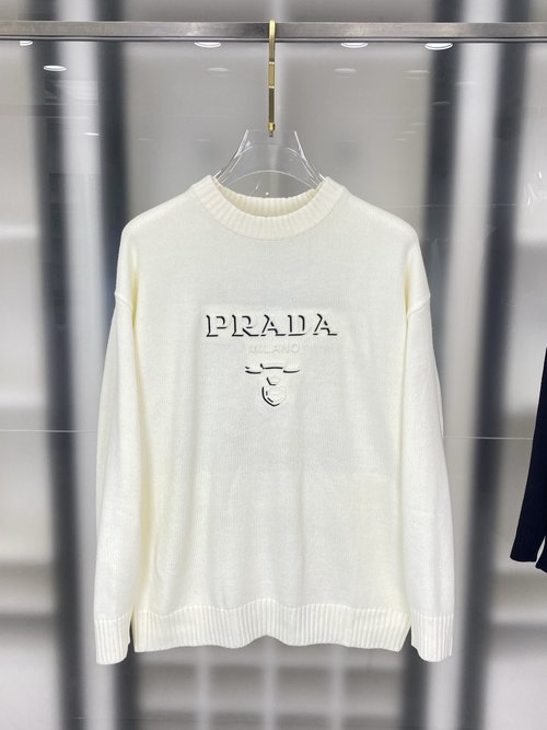 Fendi High-Quality 100% Wool Sweater with Vintage Charm