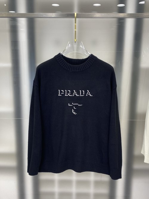 Fendi Superior 100% Wool Sweater with Classic Elegance