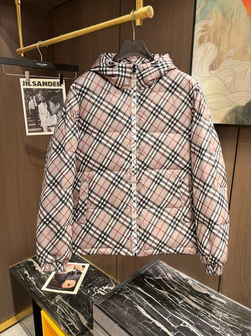 Burberry High - end 90 - down Jacket with Logo & Color Blocking