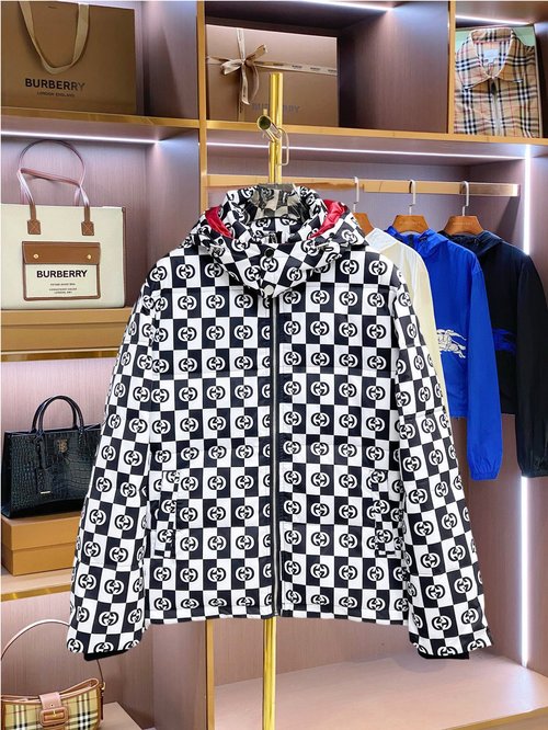 Gucci Premium 90% Down Jacket with Logo and Color Block