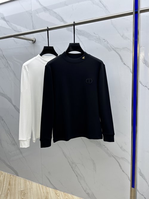 Dior Elegant Long-Sleeve Thermal Top with Embroidered Badge