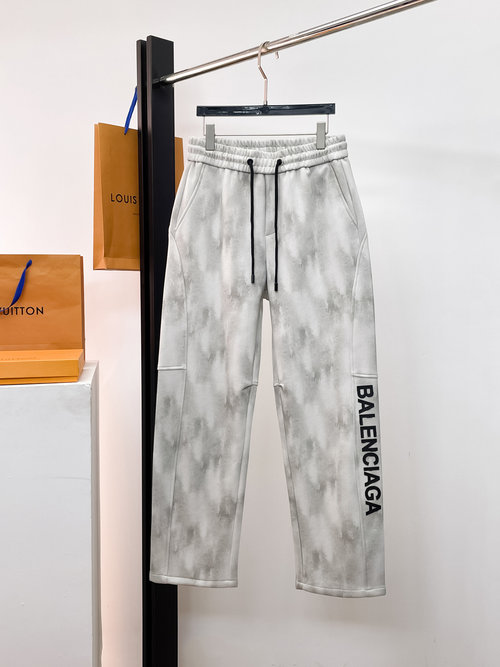 Balenciaga Classic Logo休闲裤 with Custom Fabric and High Comfort