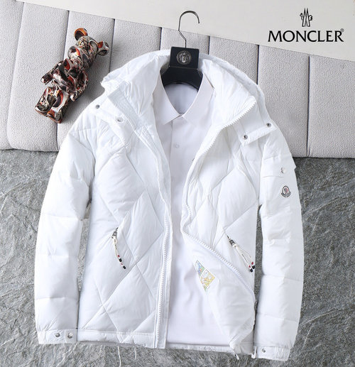Moncler Exclusive Down Jacket with Classic Logo and Lightweight Design