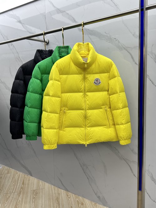 Moncler Classic Logo Down Coat for a Versatile Appearance