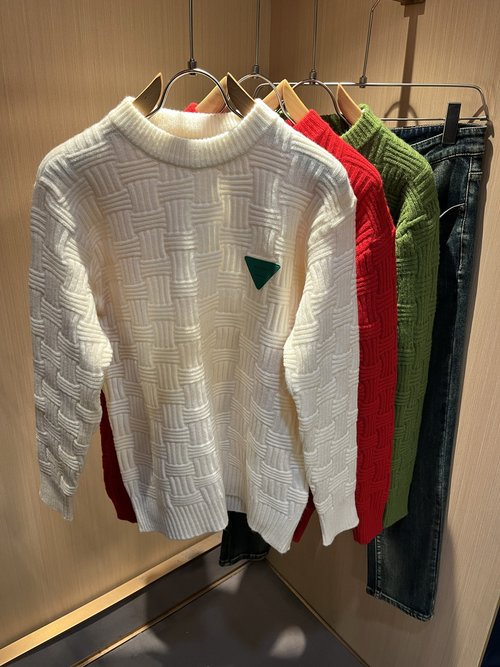 Bottega Veneta High-Quality Unisex Wool Sweater Featuring Leather Logo