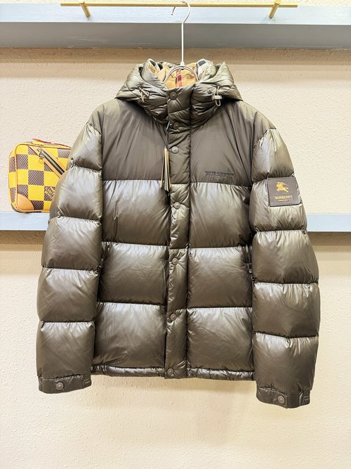 Burberry Luxurious Down Jacket with High-Tech Fabric