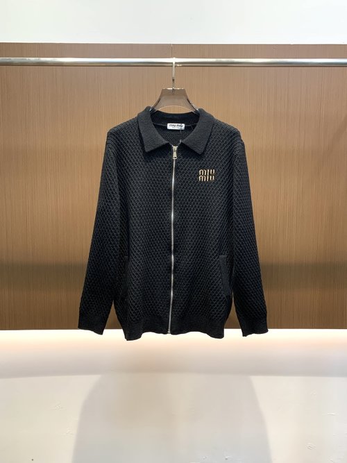 Burberry Stylish Wool-Blend Jacket with Embroidered Details