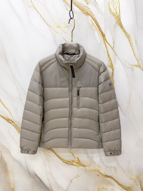 Canada Goose Lightweight Down Jacket with 90% White Duck Down Filling