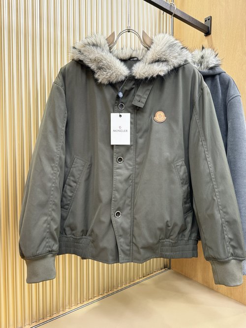 Moncler Fashionable Jacket with Luxury Logo Decoration