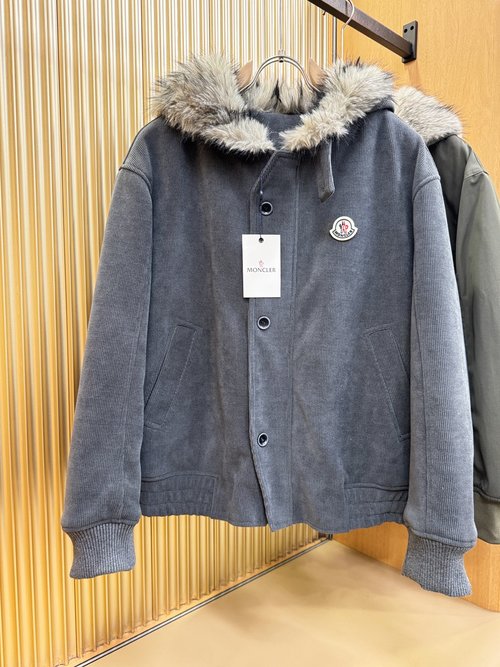 Moncler Fashionable Jacket with Luxury Logo Decoration