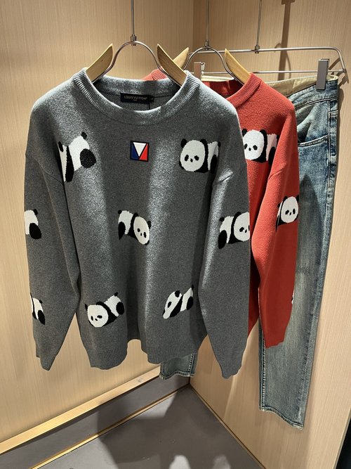 Louis Vuitton Stylish Knit Wool Sweater with Modern Logo Accent