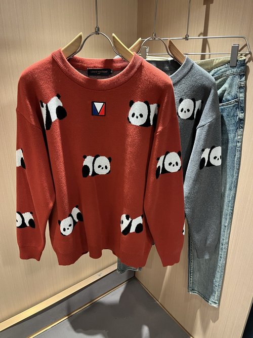 Louis Vuitton Fashionable Knit Wool Sweater Featuring Unique Logo
