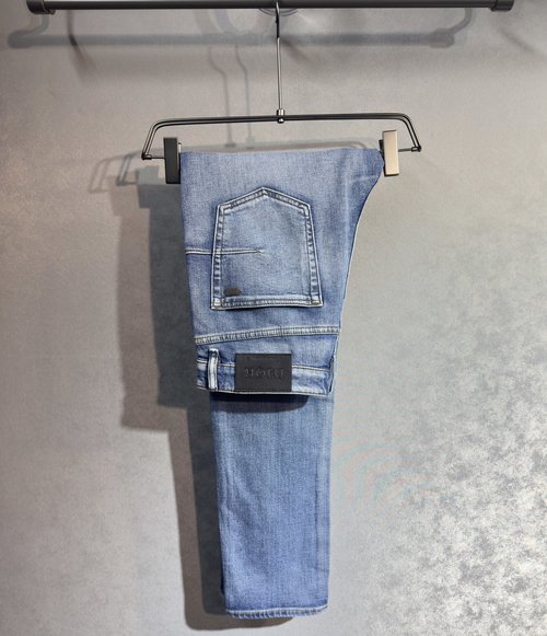 Dior Comfortable and Stylish Jeans Made from High-Quality Denim
