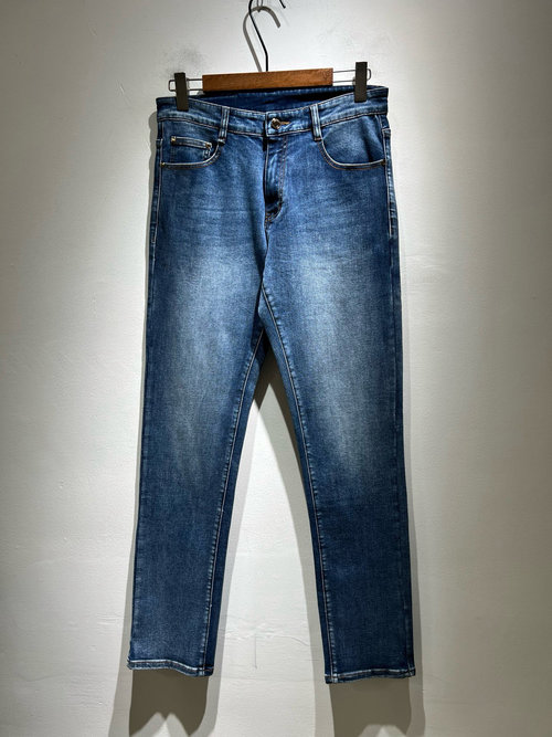Gucci Classic Slim-fit Jeans: Featuring Logo Waist Tag