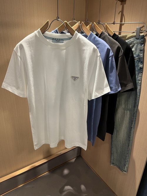 Prada Unisex Short Sleeve T-Shirt, A Classic and Fashionable Choice