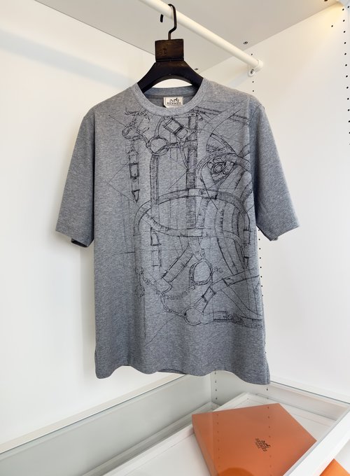 Hermes Sophisticated Horse-Themed Graphic T-Shirt