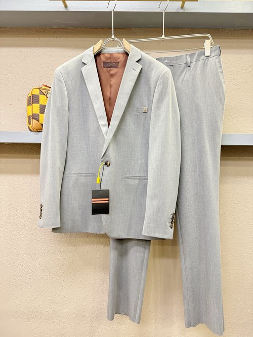 Zegna Luxurious Italian Wool Suit with a Sharp Appearance