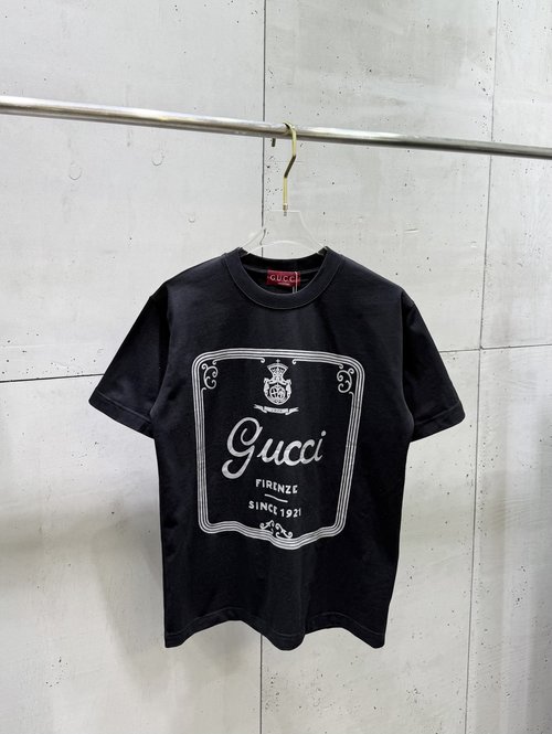 Gucci Short-sleeve T-shirt with Vintage Print and Heavy Fabric